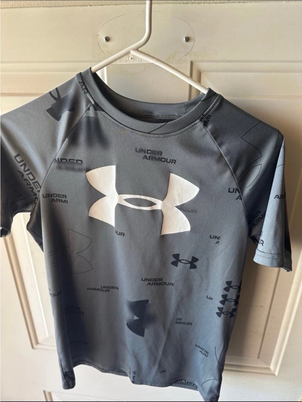 Under Armour Youth Xl Boys (fits Like Medium) Grey Some Smearing Around Letters